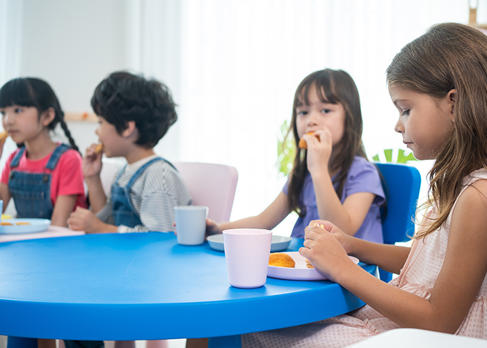 alunos em idade escolar primária no intervalo de refeições