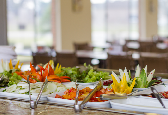 Buffet com salada e alimentos saudáveis que dão energia para estudar melhor.