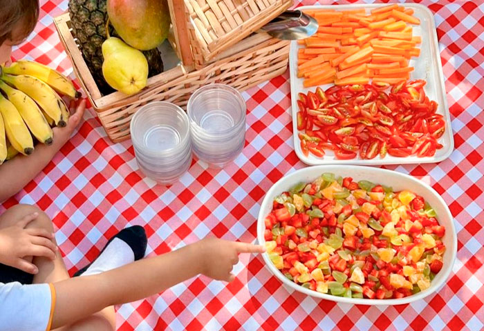 Piquenique com alimentos locais para crianças