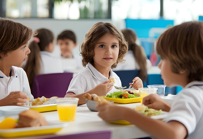 Crianças no refeitório